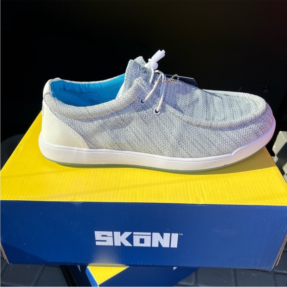 Skoni golf shoes brand new!